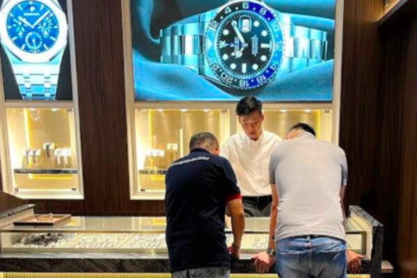 Raup Cuan Ratusan Juta Rupiah Lewat Bisnis Jam Tangan Mewah dan Langka