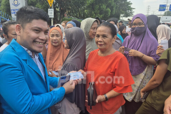 Resah Lihat Kondisi Ekonomi, Mahasiswa UKI Bagikan Beras untuk Membantu Warga