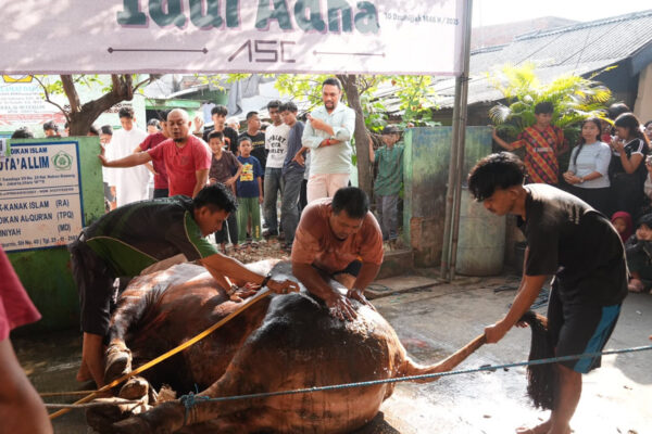Sahroni Salurkan 33 Ton Daging Kurban untuk Warga Jakarta