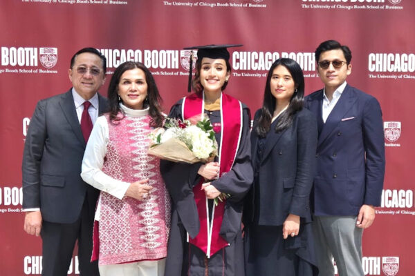 Selamat, Putri Irman Gusman Lulus dari Universitas Chicago dengan Gelar MBA