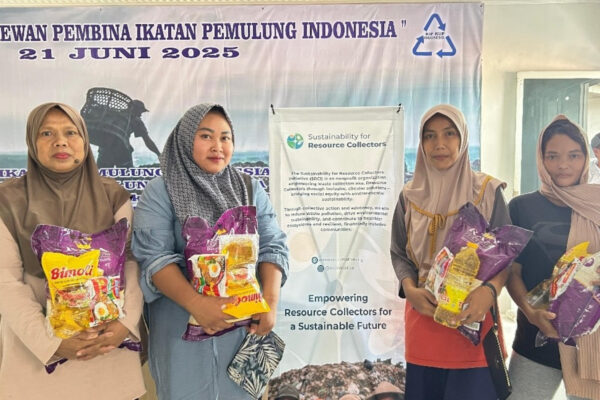 SuRCI Berbagi Kebahagiaan kepada Pengumpul Sampah di TPA Bantar Gebang