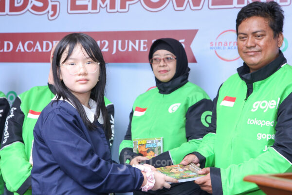 SWA-Gojek Bagikan 50 Ribu Buku untuk Anak Mitra Driver
