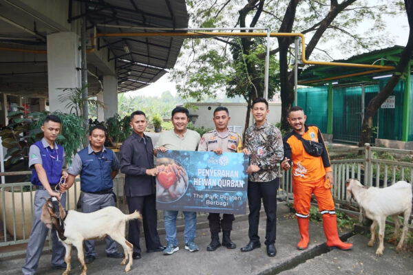 The Park Pejaten Salurkan 10 Hewan Kurban untuk Warga Sekitar