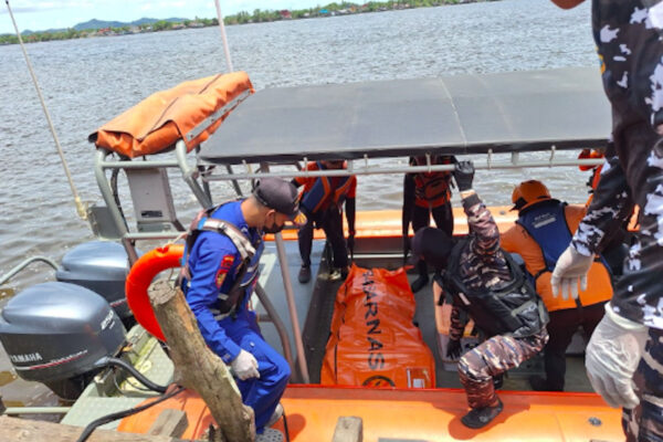 TNI AL dan Tim SAR Gabungan Mengevakuasi Mayat Terapung di Perairan Pulau Cempedak Kalbar