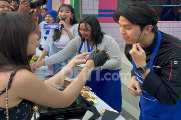 Brisia Jodie Disuapi Ayam Garlic Korea oleh Chef Alden di PRJ 2025, Pengunjung Histeris
