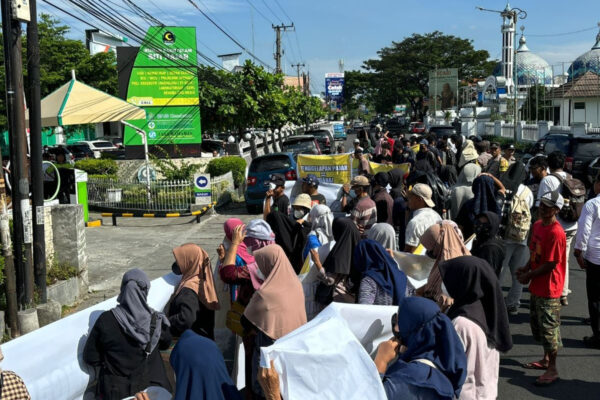 Demo di Depan Yayasan RSI NTB, Massa Tuntut Ketua Pembina Dicopot