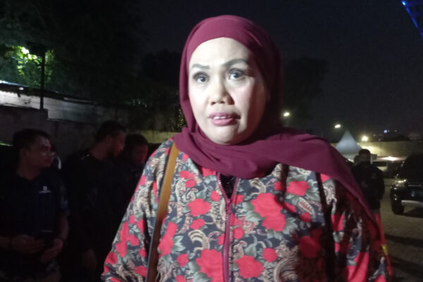 Elly Sugigi Ungkap Hubungan dengan Mantan Suami, Ada yang Bermasalah
