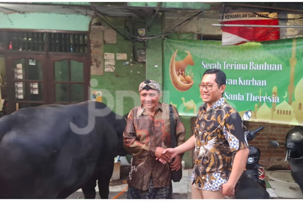 Gereja Santa Theresia Serahkan Bantuan Hewan Kurban di Tanah Abang