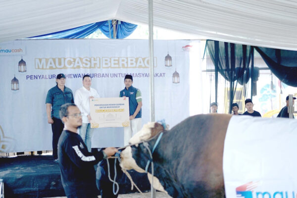 Maucash Salurkan Hewan Kurban untuk Warga Cilandak