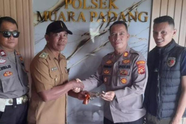Polsek Muara Padang Terima Satu Pucuk Senpira dari Kades Sidomulyo