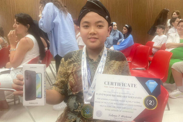 Siswa SMP Surabaya Harumkan Nama Indonesia di Ajang Olimpiade Matematika Dunia