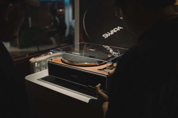 SVVARA V100 Hadir dengan Estetika Retro Elegan